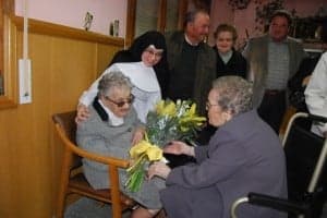 Carolina regala a Marina un ramo de flores. JLP.