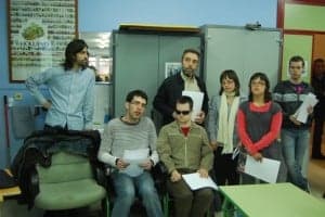 El psicólogo Vives con los jóvenes que conviven en Huesca. JLP.