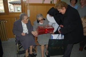Marina recibió muchos regalos. JLP.