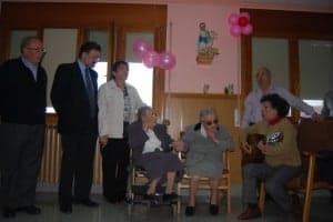 Elita Davias cantó jotas para las ancianas. JLP.