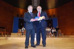 Carlos Medina, valores humanos, y Jaime Ferrer, presidente de la asociación de la prensa deportiva. JLP.
