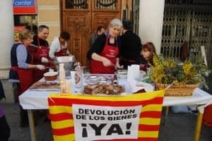 Algunos hornillos lucieron banderas reivindicativas por los bienes. JLP.
