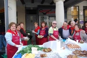 Jovita con otros cocineros en un hornillo. JLP.