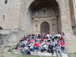 Los caminantes en la Catedral del Sobrarbe. 