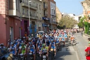 Los ciclistas por las calles de Barbastro.
