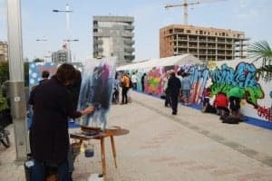 Una de las pintoras retratando a los graffiteros. JLP.
