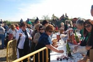 Reparto de longanizas, vino y magdalenas. JLP.