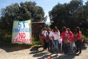 Un grupo de chicas firman contra las canteras. JLP. Un grupo de chicas firman contra las canteras. JLP.