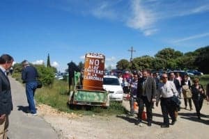 Pancartas en la romería a El Pueyo. JLP.