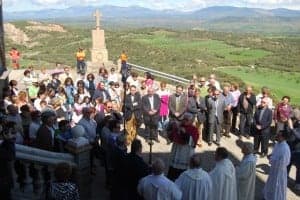 Las tres cruces a su llegada al santuario. JLP.