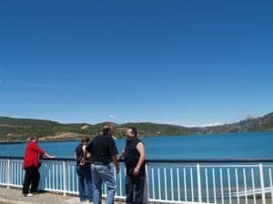 Visitantes en la presa. JLP.