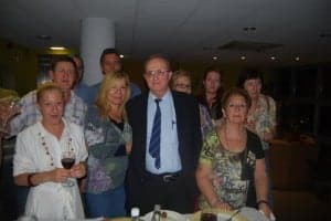 Francisco Víu con militantes de IU. JLP.