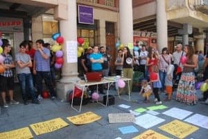 Lemas reivindicativos en el suelo de la plaza del Mercado. JLP.