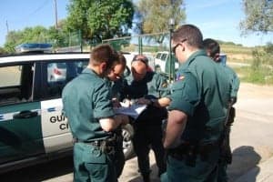 La Guardia Civil estudia la zona sobre el mapa.