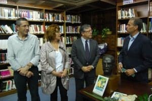 El concejal Lisa, la consejera Broto, Martínez Varga (biznieto) y el alcalde Cosculluela con el busto del doctor. JLP.