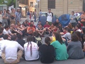 Acampados en la plaza Zaragoza de Huesca. JLP.