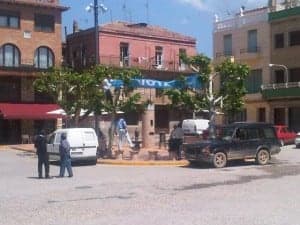 Colocación de la polémica pancarta del PP en el Portal del Sol. 