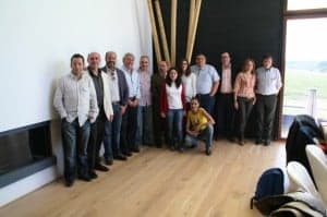 Periodistas y críticos gastronómicos posan junto a responsables de Flor Laus. 