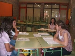Un grupo de alumnas practica la conversación en inglés. Foto: S.E.