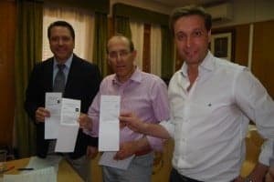 Solana, Paricio y Betorz con las papeletas que fueron válidas y luego declaradas nulas. JLP.