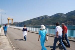 Un grupo de visitantes recorren la presa. JLP.