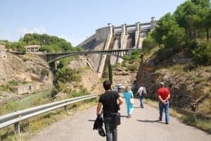 Visitantes entrando en la presa. JLP.