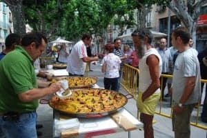 Los vecinos del Coso degustaron las paellas. JLP.
