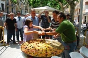 El alcalde y los concejales también degustaron paellas. JLP.