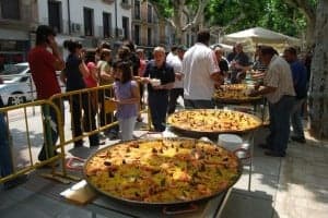 Cuatro grandes paellas en el Coso. JLP.