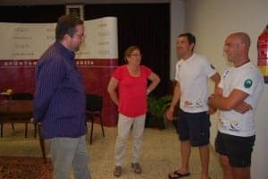 Alamán y Lanau conversan con los montañeros. JLP.