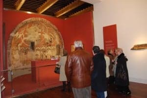 Los visitantes contemplan un ábside románico.JLP.