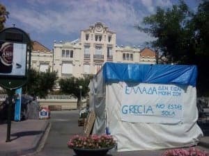 Pancarta en el puesto de protesta del Movimiento 15M en la Plaza de Navarra de Huesca.