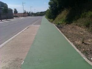 Una superficie verde delimita el carril de dos metros de ancho. JLP.