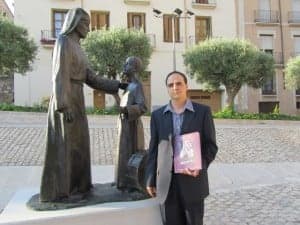 Juan José Nieto con el libro en la estatuta del Cofrade. JLP.