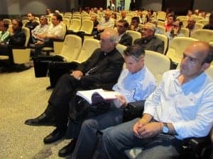 El obispo acudió a la presentación de la obra. JLP.