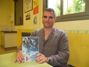 Manuel Buil con "El triángulo D" entre sus manos, una novela de ciencia ficción que ha tenido un gran éxito entre los lectores. Foto: Estela Puyuelo.