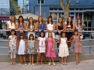 Las Damas posan en el Paseo del Coso. 