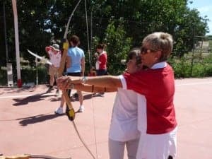 Flor Muñoz enseña a los más pequeños a disparar con arco. C.G.