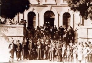 Autoridades y vecinos en la entrada de la estación. Archivo CEHIMO.