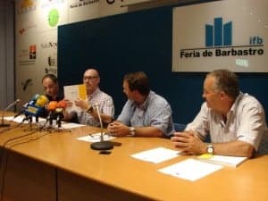 Miguel Hecho con el libro en las manos. 