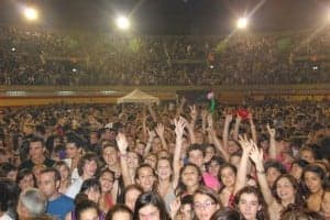 Una instantánea del público en el concierto de Melendi, el pasado sábado. Foto: JLP.