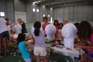 Niños y mayores disfrutan de la elaboración de sus cabezudos. JLP.