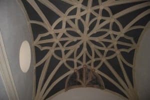 Pintura policromada en el techo descubierta tras la restauración. JLP.
