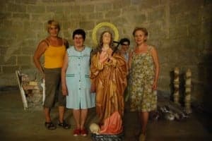 Mujeres de Laluenga junto a la nueva imagen de la Magdalena. JLP.