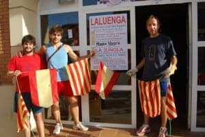 COmisión de fiestas colgando las banderas de fiesta. JLP.