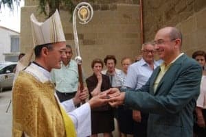 El arquitecto entrega las llaves del templo al obispo. JLP.