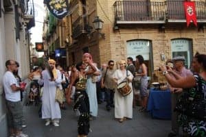 Músicas y danzas del vientre animaron las calles. JLP.