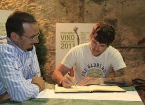 Dani Martín firma en el libro de honor de la DO. Somontano.