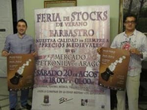 Carpi y Briones junto al cartel de la feria. JLP.