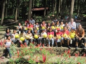 Niños beneficiados recibiendo obsequios.